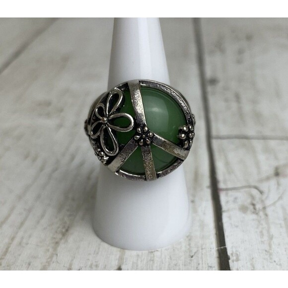 Floral Peace Ring Size 8 Green Stone Silver Tone Sz 7.5 - Picture 2 of 11
